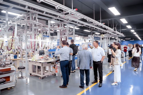 中東歐記者在浙紡服職院沉浸式體驗(yàn)中國(guó)傳統(tǒng)服飾文化